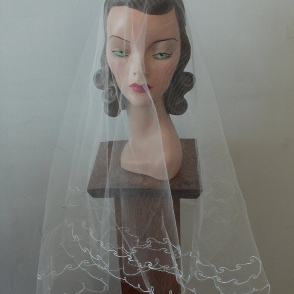 Vintage 1950's Round Drop Style Double Stitched Border Drop Wedding Veil